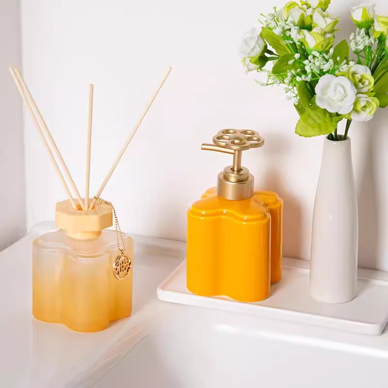 Modern Orange Floral Ceramic L - Water Bottle Blank recension och pris
